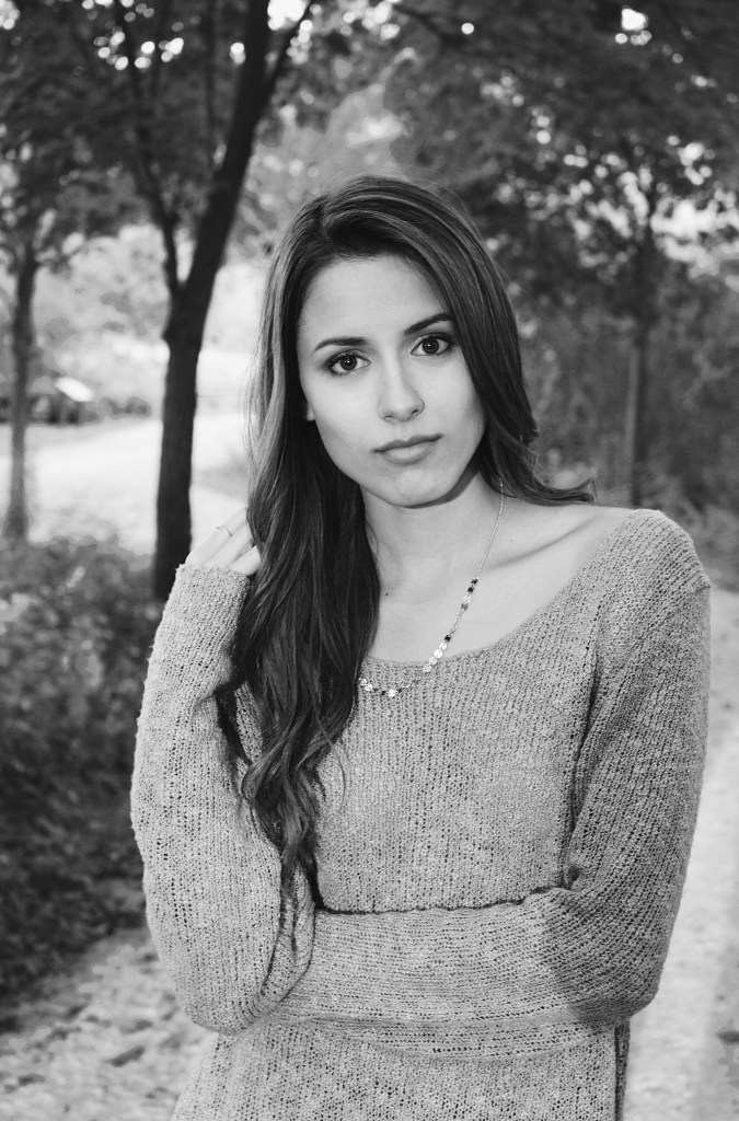 aesthetic brunette woman outdoors. brand design specialist for small businesses and entrepreneurs. empowering women and stay at home moms to build their dream brand and earn an income from home.